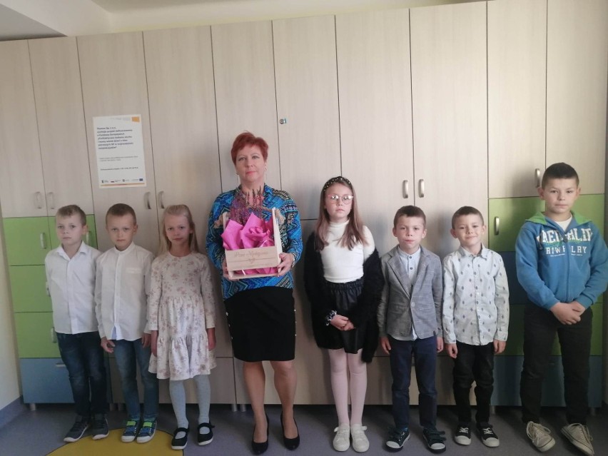 Pani Małgorzata ze swoją klasą podczas Dnia Nauczyciela...