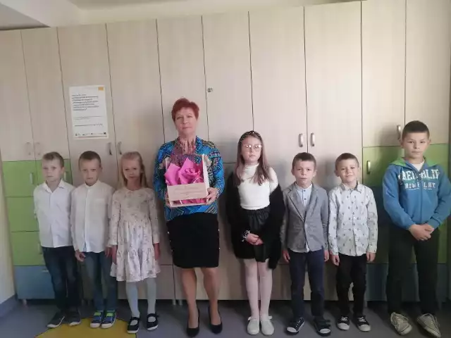 Pani Małgorzata ze swoją klasą podczas Dnia Nauczyciela 2022. Więcej na kolejnych zdjęciach.