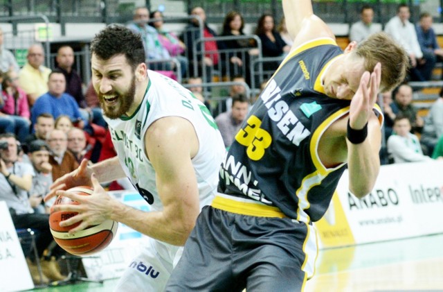 Nemanja Djurisić (z piłką) był najlepszym koszykarzem Stelmetu BC Zielona Góra w meczu z MHP Riesen Ludwigsburg, wygranym 72:70