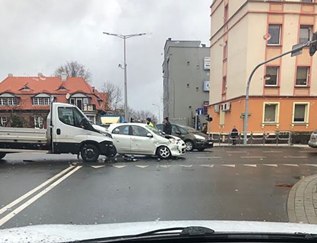 Do wypadku doszło w piątek, 15 marca, na skrzyżowaniu ulic Westerplatte i Ułańskiej. Na miejscu są poważne utrudnienia w ruchu.Samochody uczestniczące w zderzeniu stoją na  środku skrzyżowania. Blokują przejazd. Na miejsce została wezwana zielonogórska policja. Jedzie też karetka pogotowia ratunkowego.Czytaj również: Audi stoczyło się i uszkodziło auta w Zielonej Górze. Kierowca uciekł [FILM Z MONITORINGU];nfWIDEO: Kolejny diler zatrzymany w Zielonej Górze