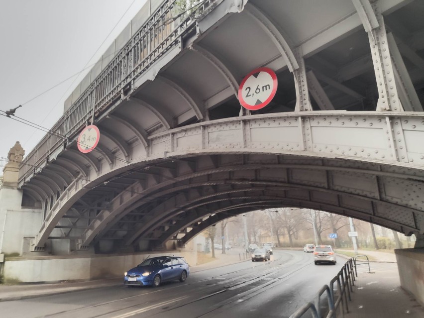 Na wiadukcie wciąż widoczne są jeszcze uszkodzenia po...