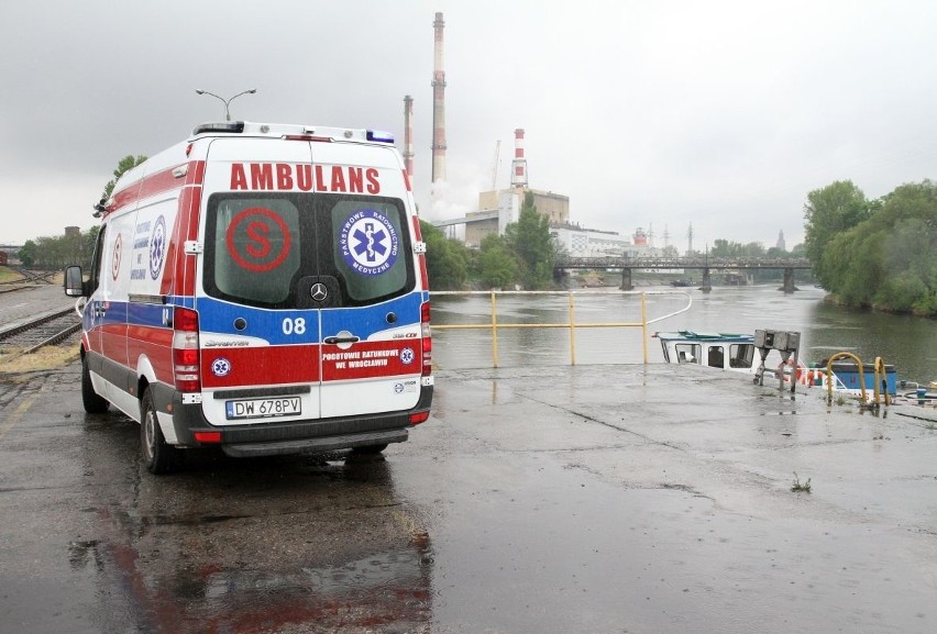 Wrocław: Wypadek w porcie. Mężczyzna wpadł do Odry (ZDJĘCIA)