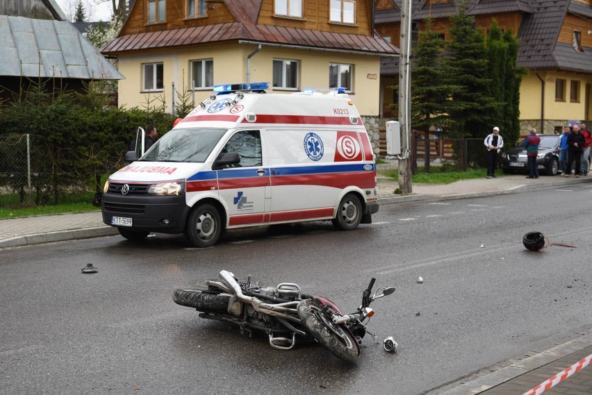 Wypadek w Zakopanem. Motocyklista uderzył w drzewo, zmarł w szpitalu