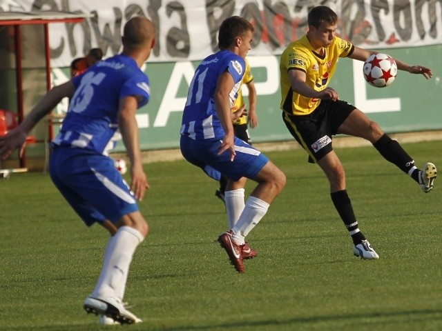 Resovia (żółte koszulki) wygrała z Wigrami 4-1.