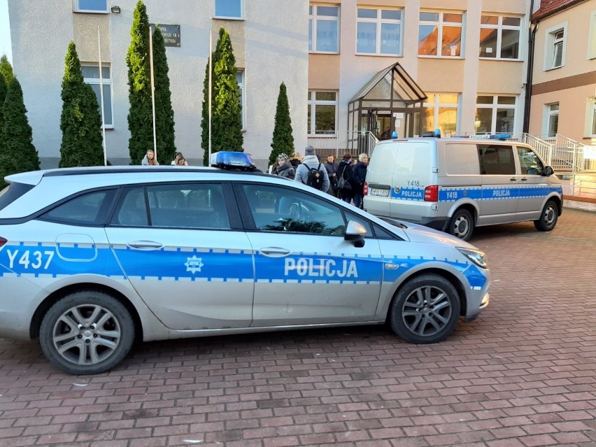 Ostrołęka. Alarm bombowy w Zespole Szkół Zawodowych nr 4 i innych ostrołęckich szkołach, 03.12.2019