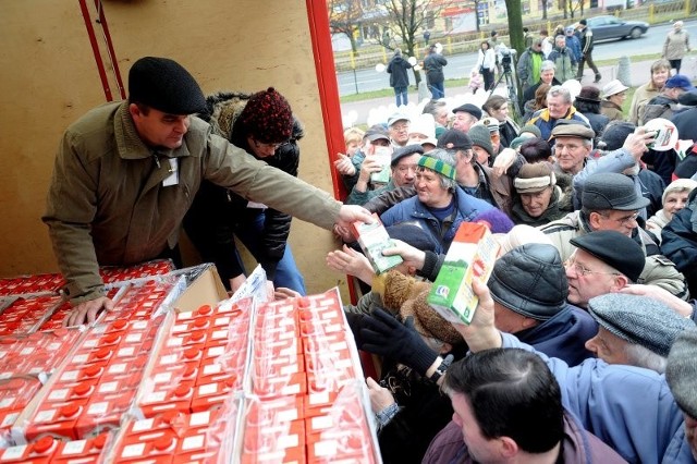 Organizatorzy manifestacji rozdali 5 tysięcy litrów prawdziwego - jak zapewniali - mleka produkowanego w Pyrzycach.