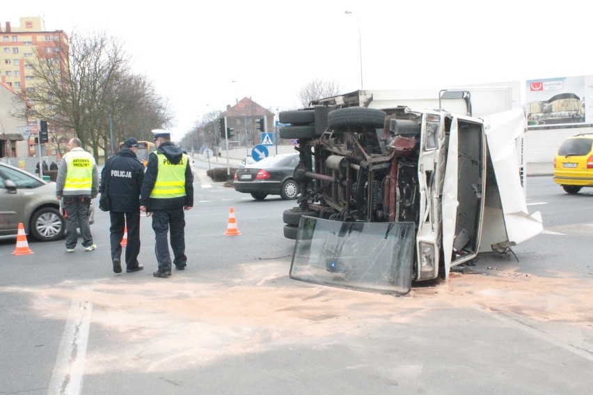 Zderzenie na skrzyżowaniu w Głogowie. Obaj kierowcy twierdzą, że mieli zielone światło (zdjęcia)