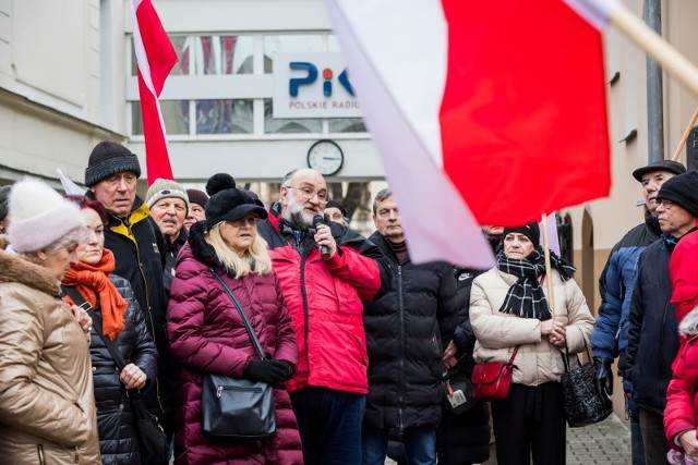 Przed siedzibą Radia PiK odbył się protest przeciwko sposobowi wprowadzania zmian w mediach publicznych przez rząd.