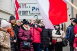 Protest pod Radiem PiK w Bydgoszczy. "Panie premierze Tusk, co pan robi z naszą ojczyzną?"