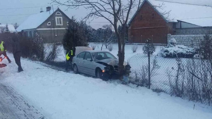 Zdunki: 25-letni kierowca BMW uderzył w drzewo. Mężczyzna...