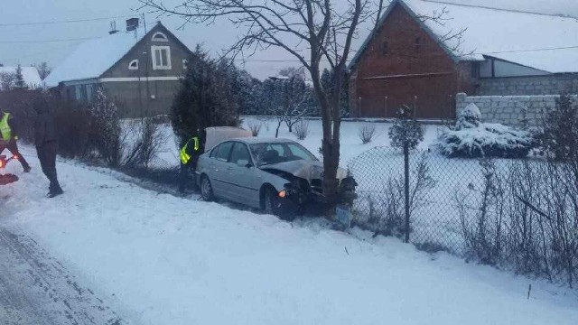 Zdunki: 25-letni kierowca BMW uderzył w drzewo. Mężczyzna dostał mandat.