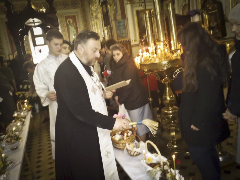 Wielka Sobota w cerkwi. Prawosławni święcą pokarmy w cerkwi św. Mikołaja (zdjęcia)