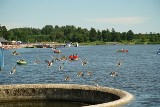 Mnóstwo osób wypoczywało nad zalewem w Morawicy. Wspaniała pogoda i relaks na plaży (ZDJĘCIA) 