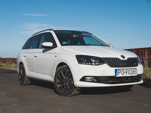 Skoda Fabia Combi 1.2 TSI - testPodczas jazdy Fabia pozytywnie zaskakuje. Silnik 1.2 a zaledwie 9,6 sekundy do setki! Prędkość maksymalna ok 180 km/h. Jeśli jednak chcesz ekonomii - proszę bardzo, bo Skodzie udało się zrobić super zrywny silnik, który umie być ekonomiczny. fot. Wacław Wykrytowicz