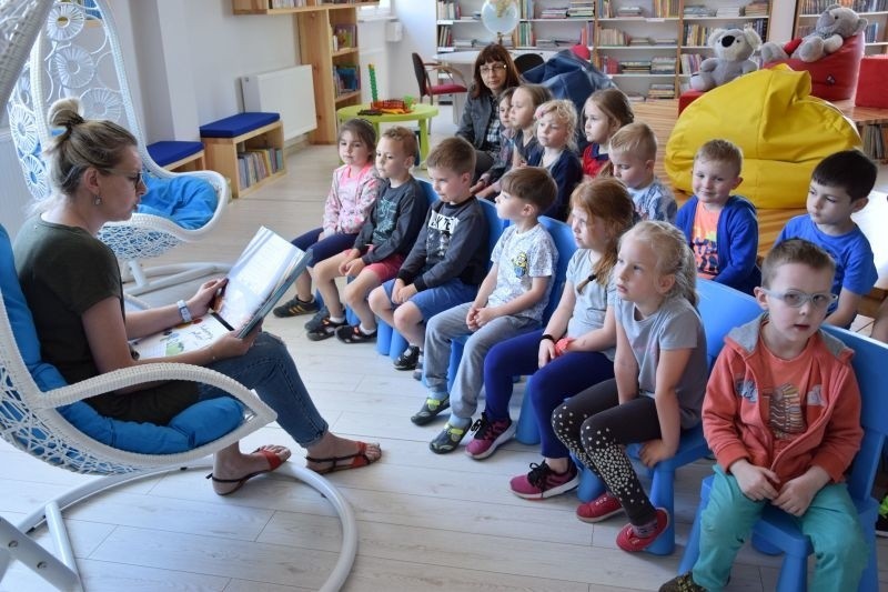 Najmłodsi czytelnicy za Płowiec i Radziejowa odwiedzili bibliotekę - było fajnie, bo panie czytały im bajki 