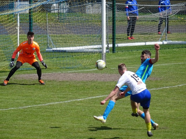 Tur Bielsk Podlaski (na biało-niebiesko) wygrał z Czarnymi 1:0 i ma tylko punkt straty do liderów z Łomży