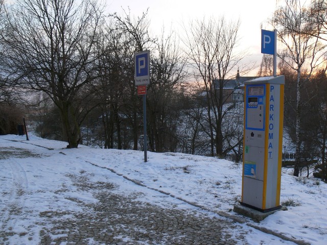 Mając Kartę Parkingową mieszkańcy Sandomierza nie muszą korzystać z parkometrów.