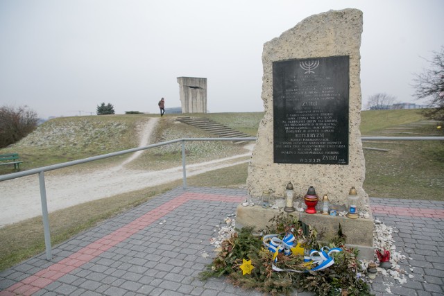 Szacuje się, że w obozie płaszowskim zamordowano około 8 tysięcy osób. O ofiarach tej zbrodni przypomina tablica pamiątkowa