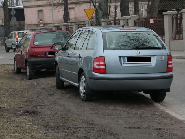 Kierowcy dwóch osobówek zaparkowali dziś rano na trawniku przed szpitalem w Międzyrzeczu.