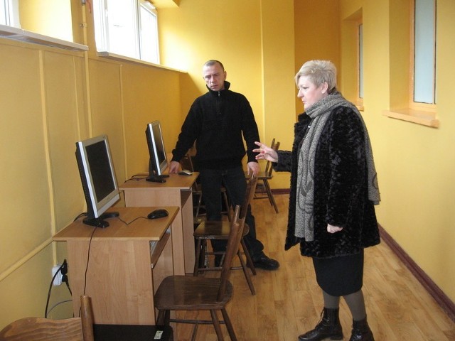 Nowa kawiarenka internetowa już jest gotowa - cieszą się dyrektor Grażyna Schabowska i Wiesław Anduła, kierownik Sceny Obozisko  