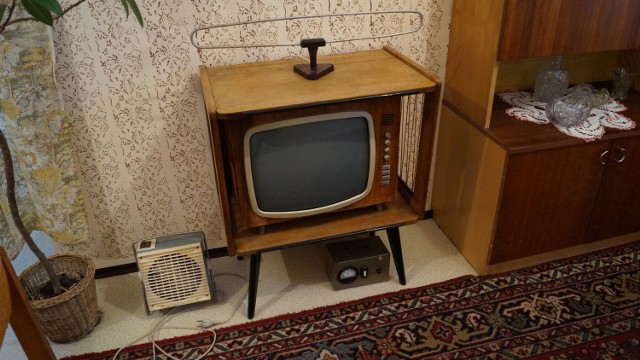 Czarno-biały telewizor lampowy Fregata to prawdziwy klasyk! Produkowany w latach 1968-1971. To telewizor klasy standardowej z głowicą na 12 kanałów zakresu I, II, III. Na  pewno większość z Was miała kiedyś taki w mieszkaniu.