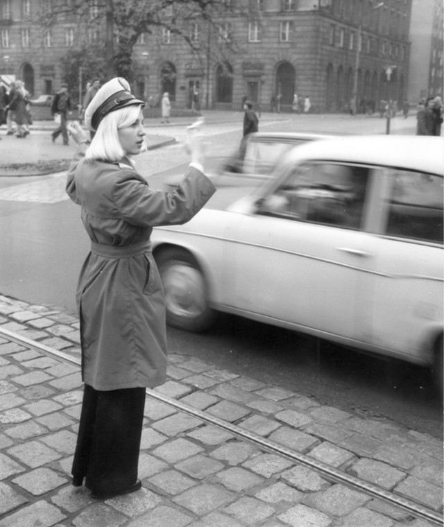 Październik 1978, funkcjonariuszka kieruje ruchem na pl. Kościuszki