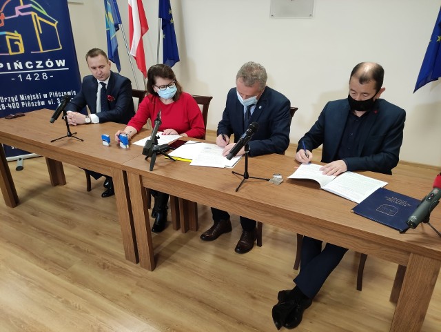 Podpisanie umowy na wykonanie kanalizacji w gminie Pińczów.