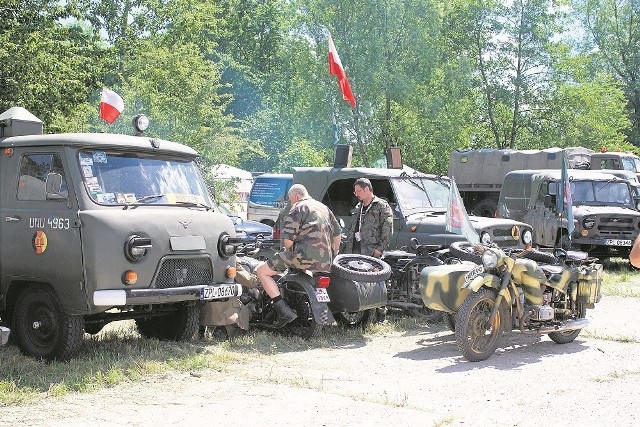 Ciężarówki, łaziki, motocykle. Były też amfibie, czołgi i szybowce. Wielbiciele takiego militarnego sprzętu mieli na lotnisku w Kluczewie na co popatrzeć.