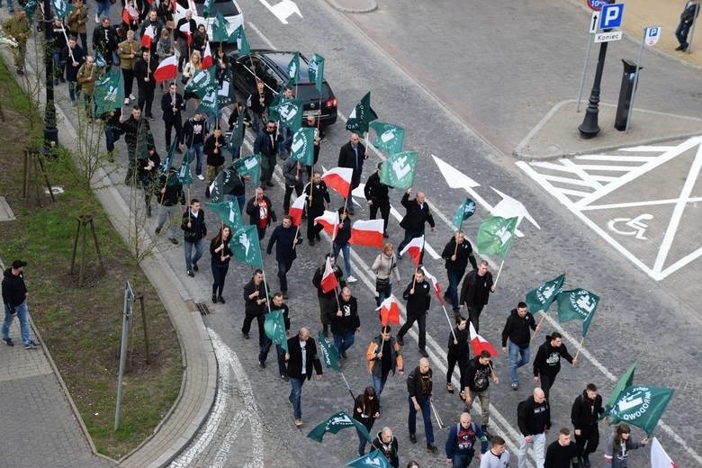 W marszu upamiętniającym 82. rocznicę założenia Obozu...