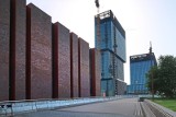 Najwyższy budynek Katowic już gotowy, czas na prace we wnętrzu. Z placu budowy KTW II znikają najwyższe żurawie