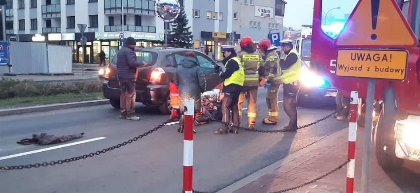 Wypadek na ulicy Okulickiego w Stalowej Woli. Ranny pieszy trafił do szpitala