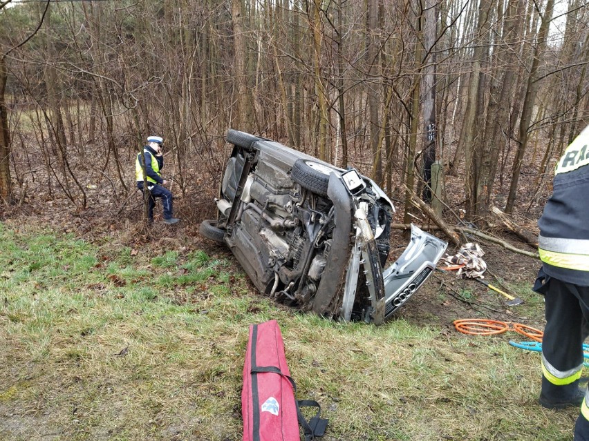 Wypadek w Połańcu. Kierowca był uwięziony w rozbitym samochodzie