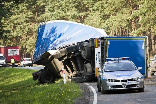 Tir wpadł do rowu na drodze pomiędzy Stryszkiem a EmilianowemTir wpadł do rowu na drodze pomiędzy Stryszkiem a Emilianowem