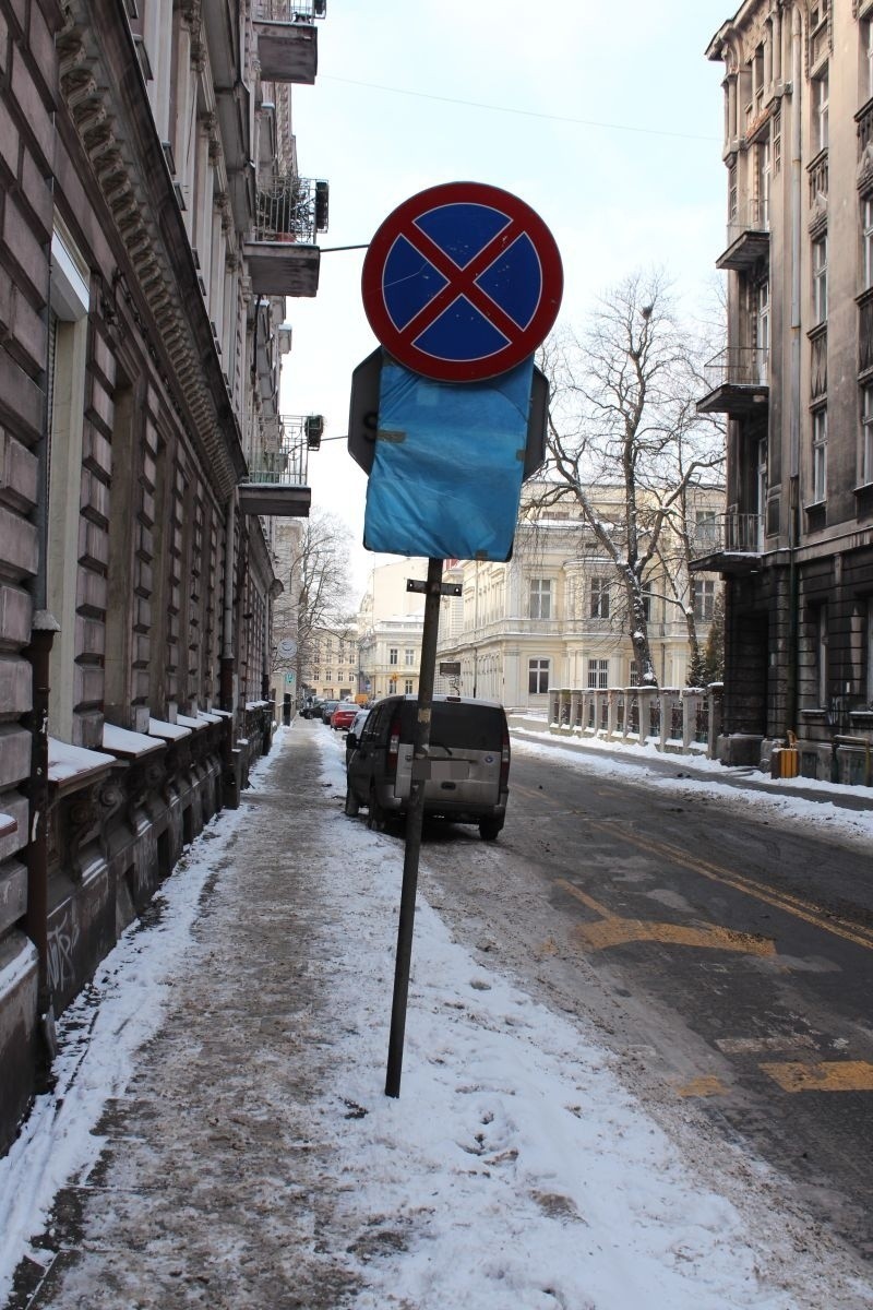 - Od połowy grudnia przy wjeździe na ulicę stoi znak zakazu...