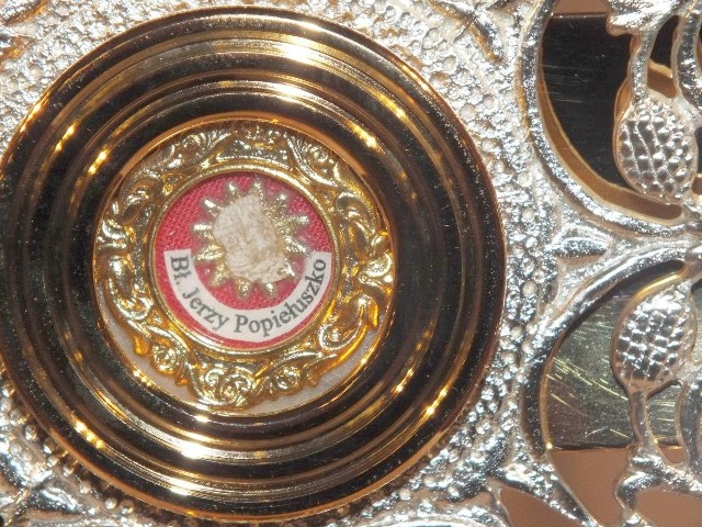  W środku relikwiarza jest cząstka kości z ciała księdza Jerzego Popiełuszki