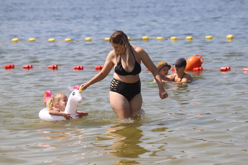 Na Hubertusie nie brakuje plażowiczów. Tutaj z chęcią...