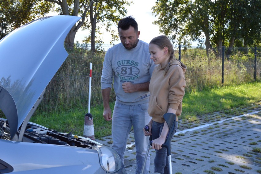 Sandra stara się żyć normalnie. Uczy się, poszła na kurs...