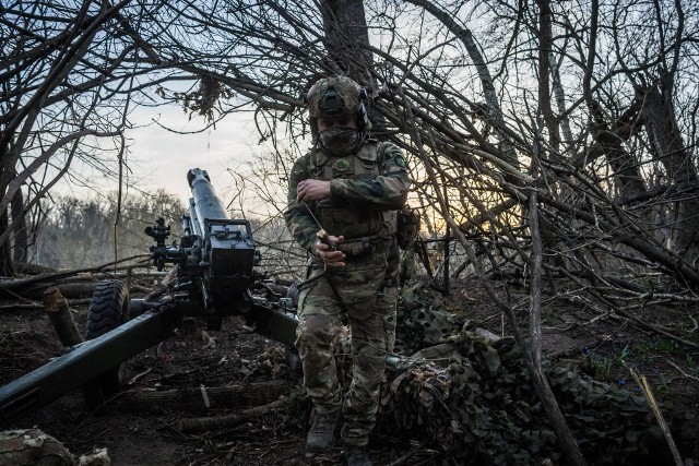 Ukraińscy żołnierze pilnie potrzebują nowych dostaw broni i amunicji.