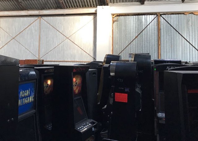 W podbrodnickiej miejscowości policjanci odnaleźli 360 nielegalnych automatów do gier hazardowych.