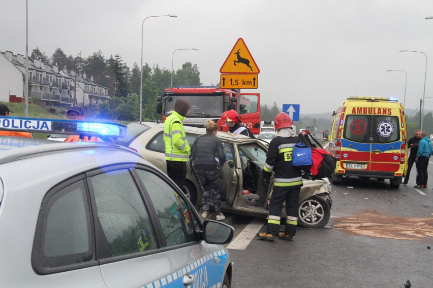 Groźny wypadek na drodze krajowej 73 w Wiśniówce koło Kielc. Dwie osoby ranne 