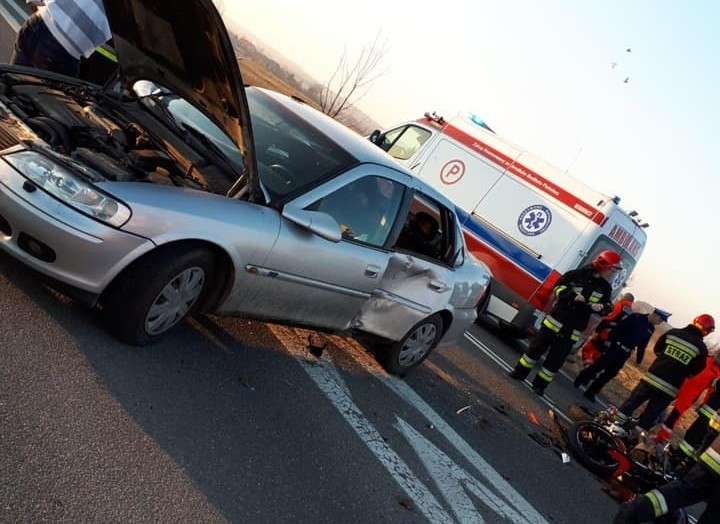 Wypadek z motocyklistką w Gotkowicach na DK 94. Po ranną przyleciał helikopter ratunkowy