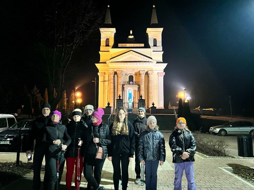 Parafianie z Przysuchy wzięli udział w pierwszym spacerze z kijkami. Dotarli do sanktuarium w Skrzyńsku 