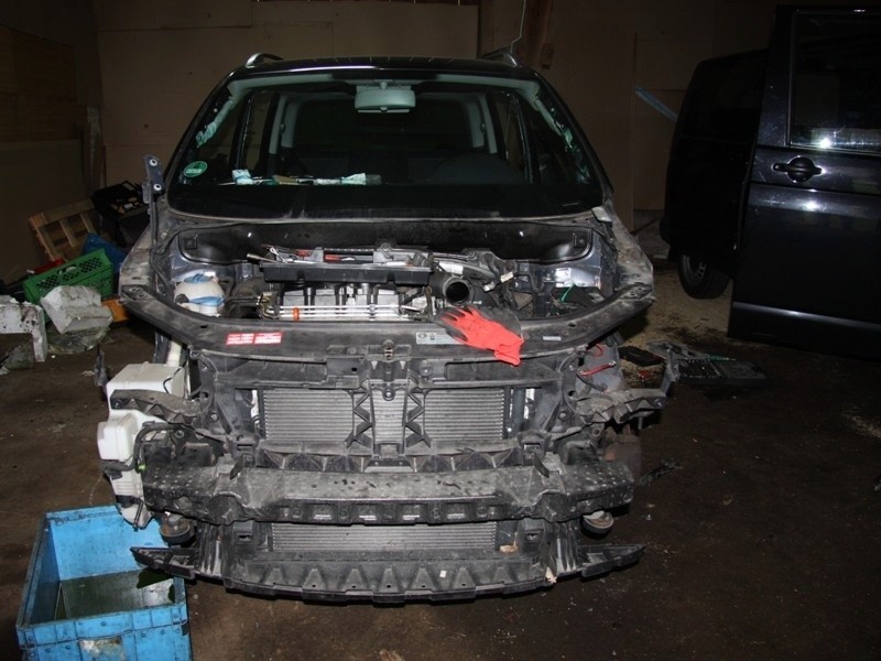 Policja zlikwidowała dziuplę złodziei samochodowych w Drezdenku (zdjęcia)