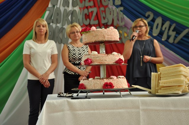 W Ośrodku Szkolno - Wychowawczym imienia Janusza Korczaka w Radomiu koniec roku szkolnego uczczono tortem wykonanym przez uczniów i nauczycieli.
