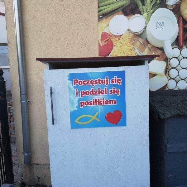 W Nowogrodzie Bobrzańskim stanęła szafka, w której każdy może zostawić posiłek dla potrzebujących