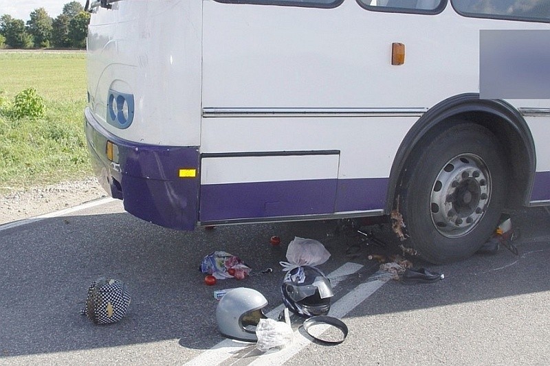 Rozrzucone zakupy i krew na ulicy. Autobus skasował motorower [FOTO]