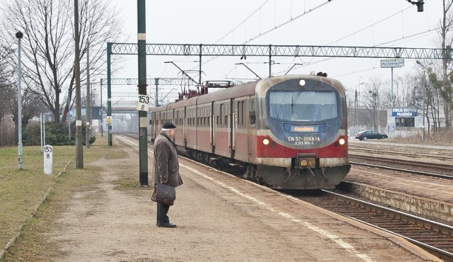 27.02.2014 wroclaw psie pole stacja komunikacja kolej aglomeracyjna dworzec pkp pociag przewozy regionalne koleje dolnoslaskie fot. janusz wojtowicz / polskapresse gazeta wroclawska