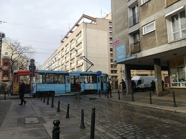 Wypadek tramwaju we Wrocławiu Zderzył się z busem na ulicy Szewskiej. Są ranni