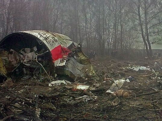 Rocznica katastrofy smoleńskiej. Wrak polskiego tupolewa na lotnisku "Siewiernyj"