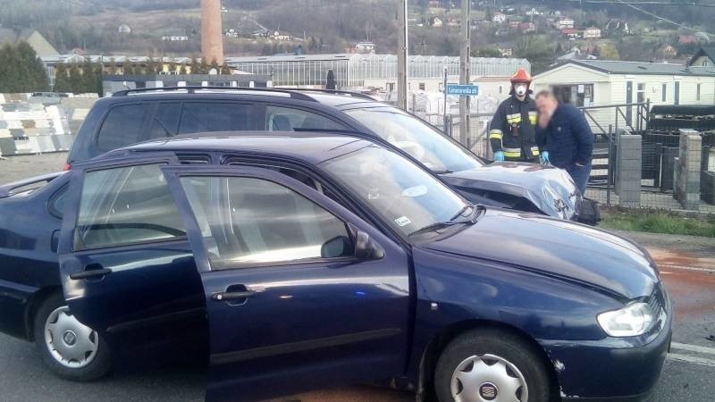 Chełmiec. Wypadek na ul. Limanowskiej. Zderzyły się dwa samochody, a dwie osoby skończyły podróż w szpitalu [ZDJĘCIA]